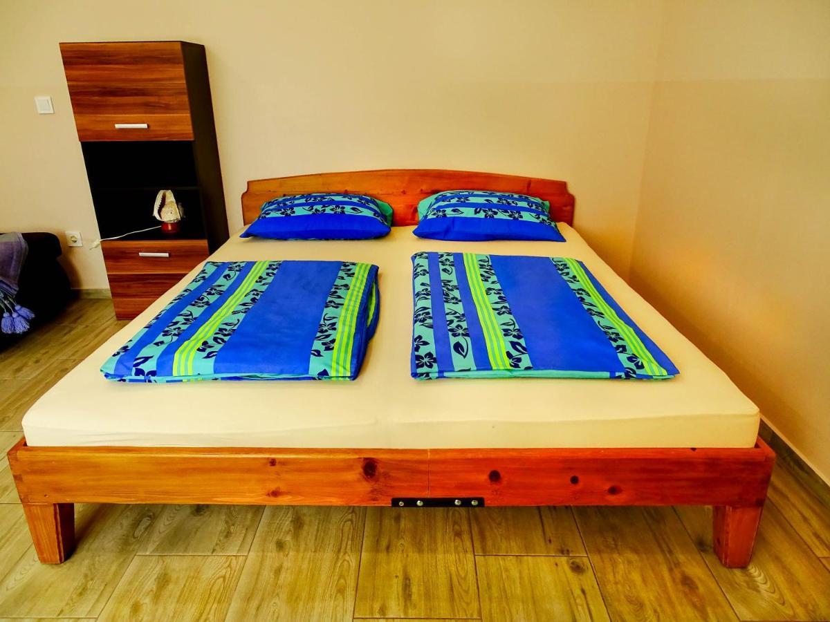 Eddy Apartman Eger Buitenkant foto